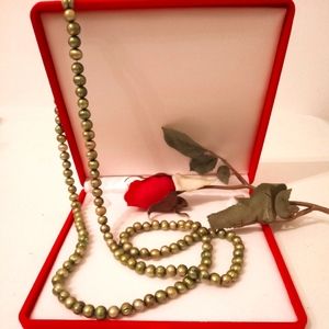 🎁 FREE GIFT INCLUDED 🎁 NWOT Fresh Water Green Pearls Necklace Women